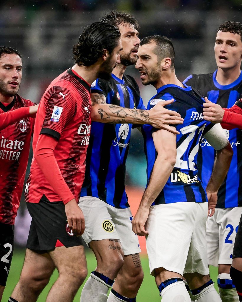 After Ascerbi in the 26th minutes, the Milan Sees some fierce moment between inter and Milan players 

Milan derby never runs out of energy 

#ACMINT #ACMilan #InterMilan #Inter #MilanDerby #Milan #MilanInter