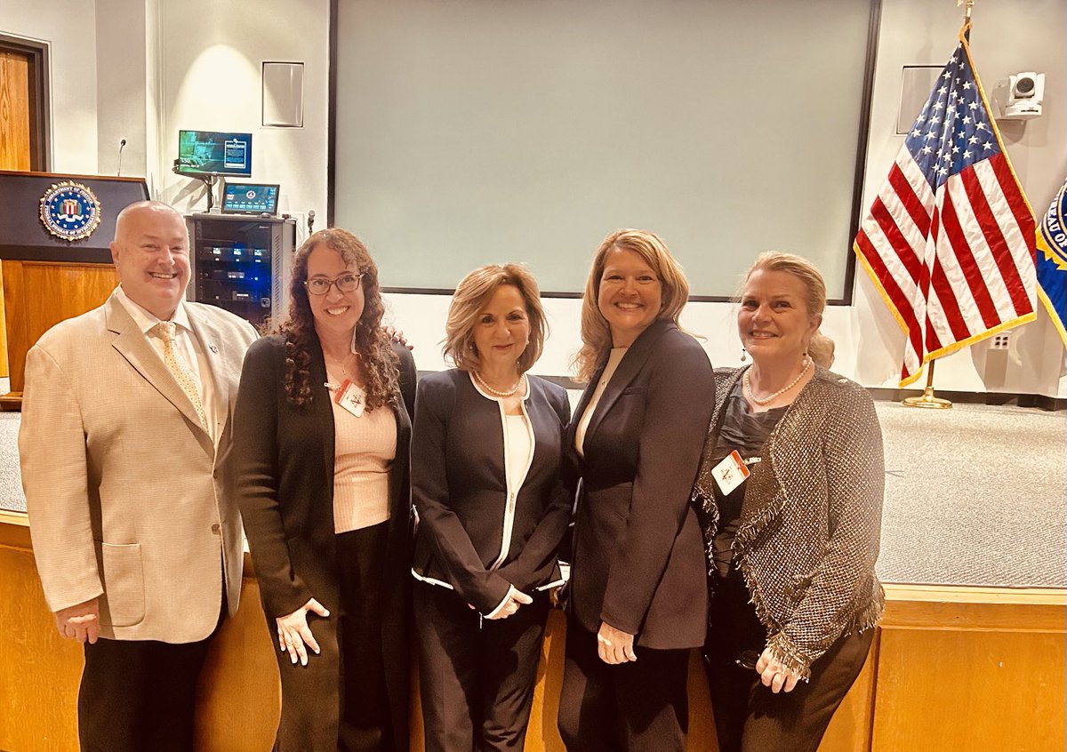 Great day at the ⁦@FBI⁩ which launched its great Trauma Notification Training Program. ⁦@RedCross⁩, ⁦@OJPOVC⁩, ⁦@FBI⁩ VSD & Team ⁦@NMVVRC⁩ in the house! ❤️🇺🇸❤️ FBI.gov/traumanotifica…