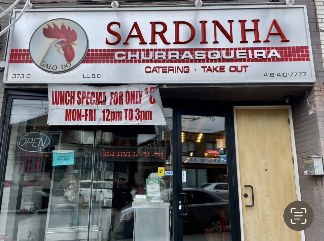 Portuguese lunch at Galo do Sardinha Churrasqueria (373 Oakwood Ave). BBQ chicken, roast potatoes, tomato salad. Solid meal in #OakwoodVillage 🇵🇹