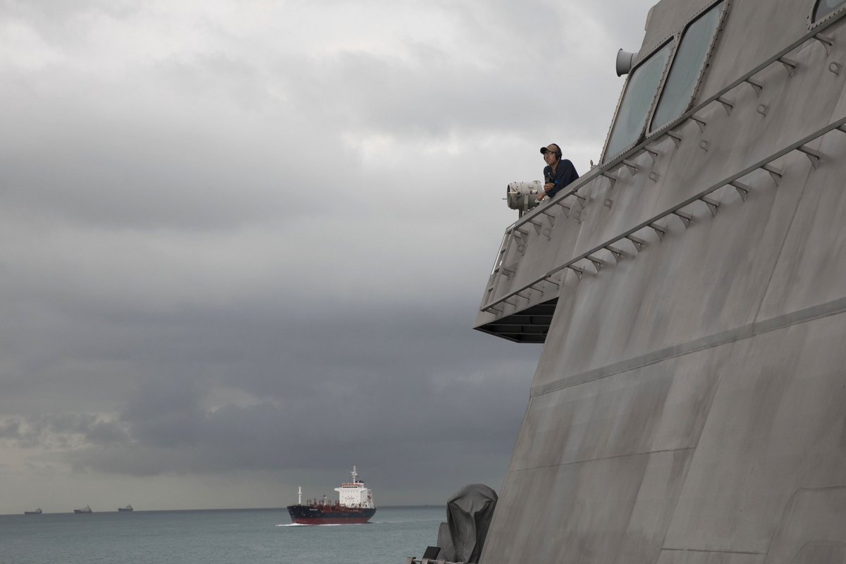 USNavy's tweet photo. #USNavy Photos of the Day:
1️⃣ #USSMobile departs Singapore @US7thFleet
2️⃣ #VFA143 #FLTOPS aboard @USSHARRYSTRUMAN @US2ndFleet @USFleetForces
3️⃣ The first #AUKUS students graduate #NavalSubSchool
4️⃣ @NSA_SoudaBay oil spill response training
👉 https://t.co/aZddB6hxYf https://t.co/W2J4FXSHl4