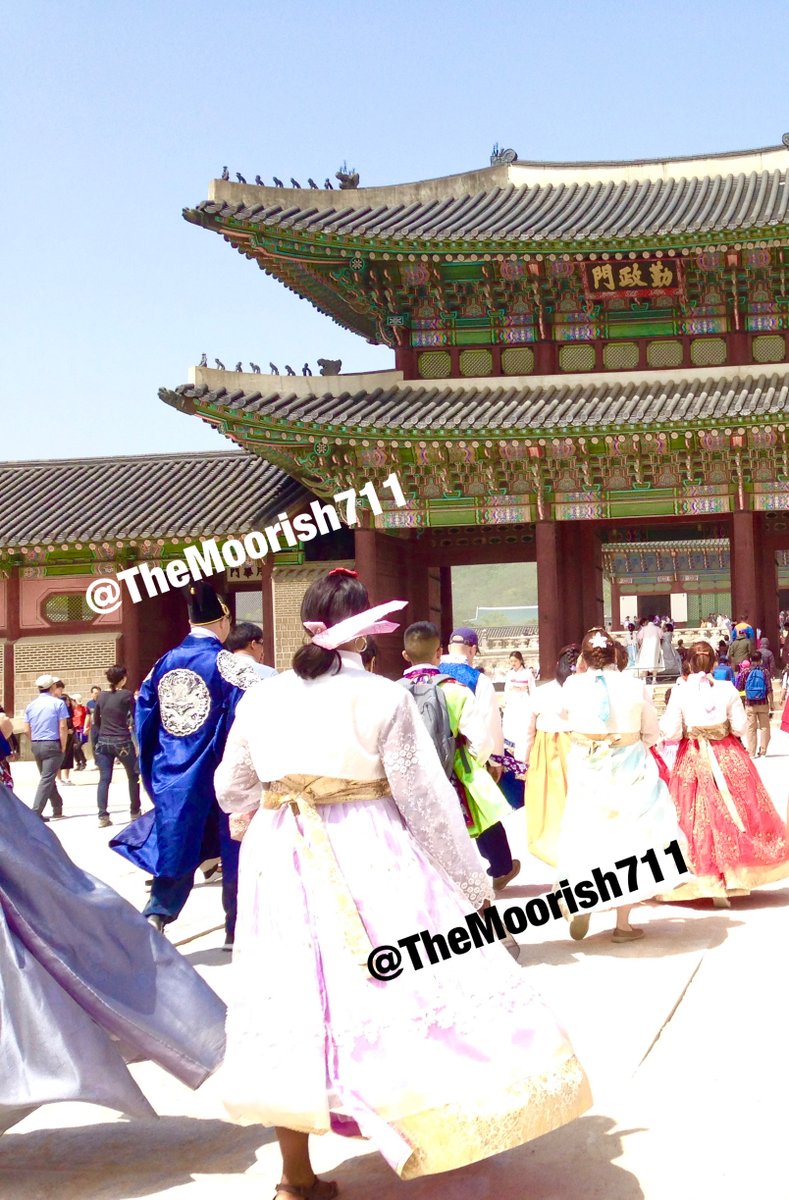 الصورة من إحدى زياراتي لقصر Gyeongbokgungفكوريا ج. 
الملاحظ في الصورة ان معظم الزوار يرتدون زي Hanbok التقليدي، هل تعلمون لماذا؟
 في كوريا ارتداء الزي التقليدي يخول لك الدخول للكثير من الاماكن التاريخية بالمجان بل و الدخول بFast track 
نتمنى ان تتعلم وزارة ثقافتنا من هكذا تجارب🤲