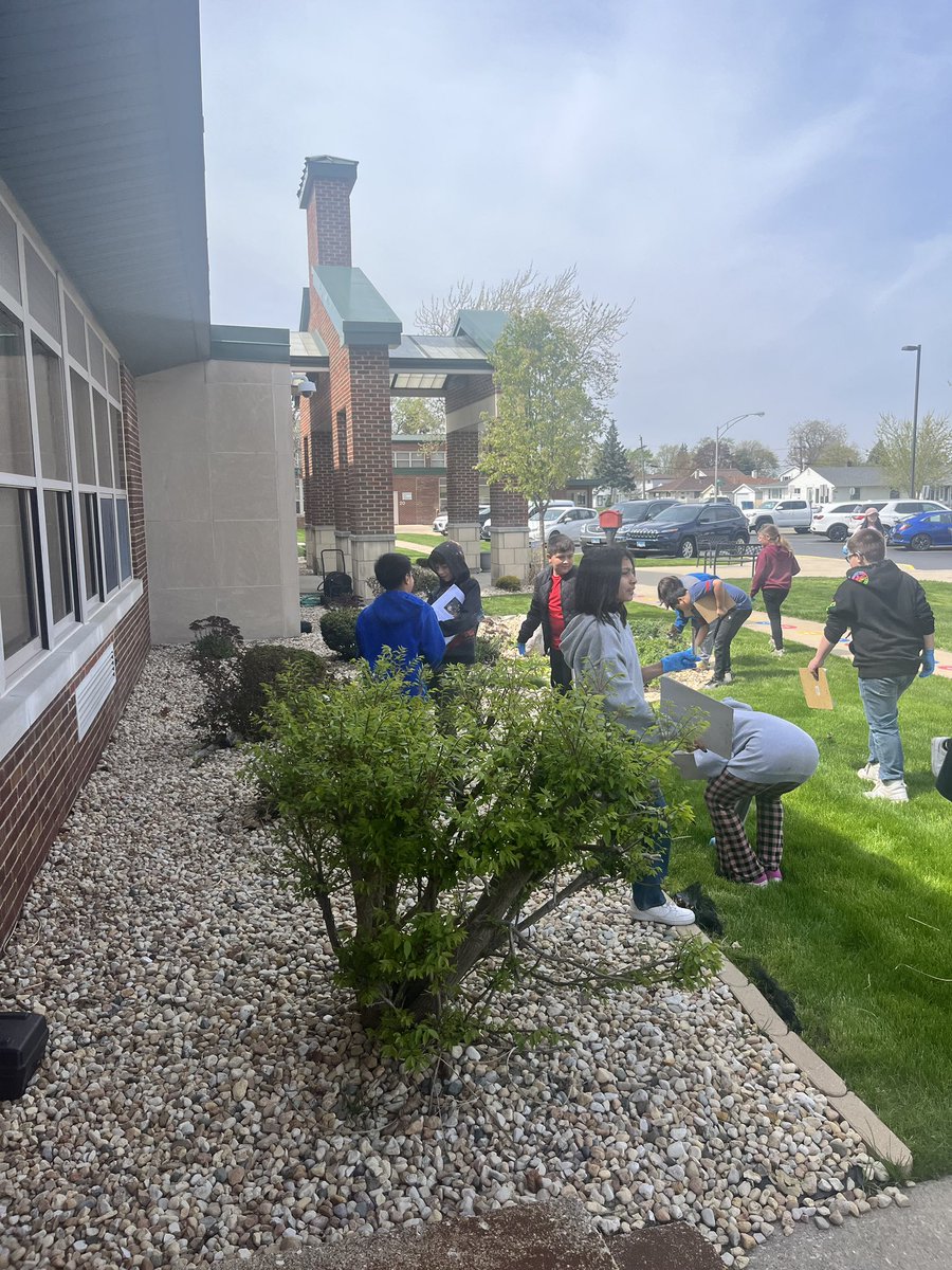 4th graders are working hard to clean up our school grounds on this beautiful Earth Day! 🌎 #d123 #hmt123