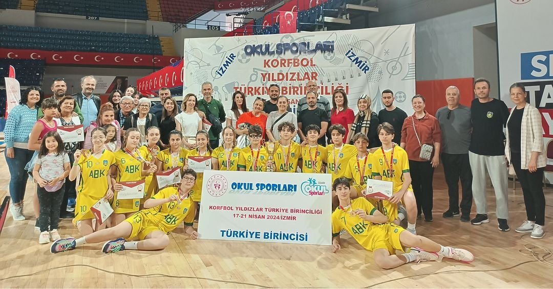 TÜRKİYE ŞAMPİYONUYUZ 📣

Aydın Başak Koleji  Korfbol Takımı 17-21 Nisan 2024 tarihleri arasında İzmir'de yapılan Türkiye Ortaokullarası Korfbol Şampiyonası Finalleri'nde  büyük bir başarıya daha imza atarak TÜRKİYE ŞAMPİYONU olduk.  #korfbol  #korfball