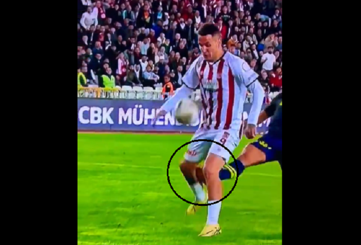 Djiku'nun müdahalesi varmış. Baldıra dikkat. İyi yakalamış VAR.