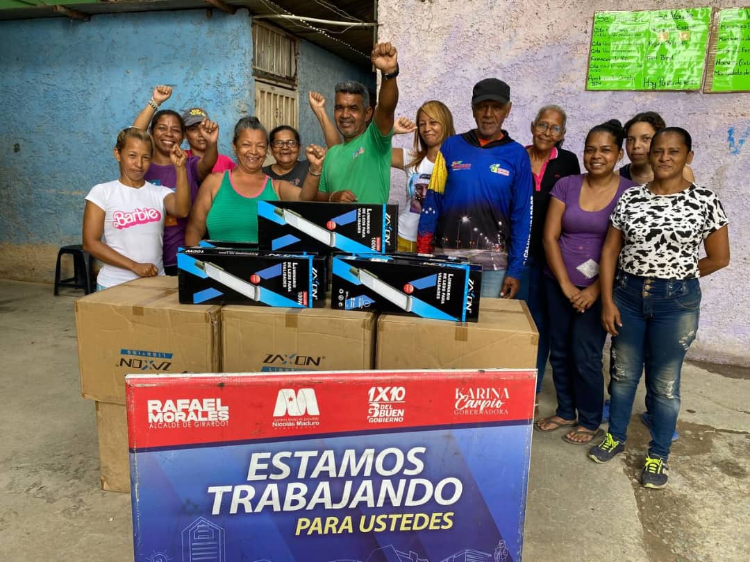 #CogeDato 🤳🏻 Cumpliendo con el compromiso con el Poder Popular y sus reportes del 1X10, se realizó la entrega de 2️⃣8️⃣1️⃣ luminarias LED a los vecinos de la parroquia Pedro José Ovalles.

@RafaelMaracay21 
@Soykarinacarpio 
@_LaAvanzadora 
#Maracay