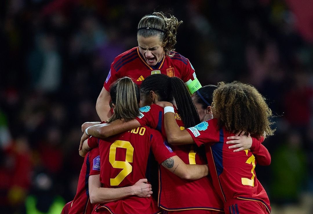 ✅ CAMPEONAS del mundo ✅ CAMPEONAS de la Nations League ✅ MEJOR EQUIPO del año en los #Laureus24 🏆✨ Nuestra @sefutbolfem ⭐️ sigue haciendo HISTORIA y demostrando que no tiene LÍMITES 🙌🏼 ¡¡FELICIDADES!! Sois #ídolas 🇪🇸 de época 👏🏼💚 📸 @SEFutbolFem #APorParís