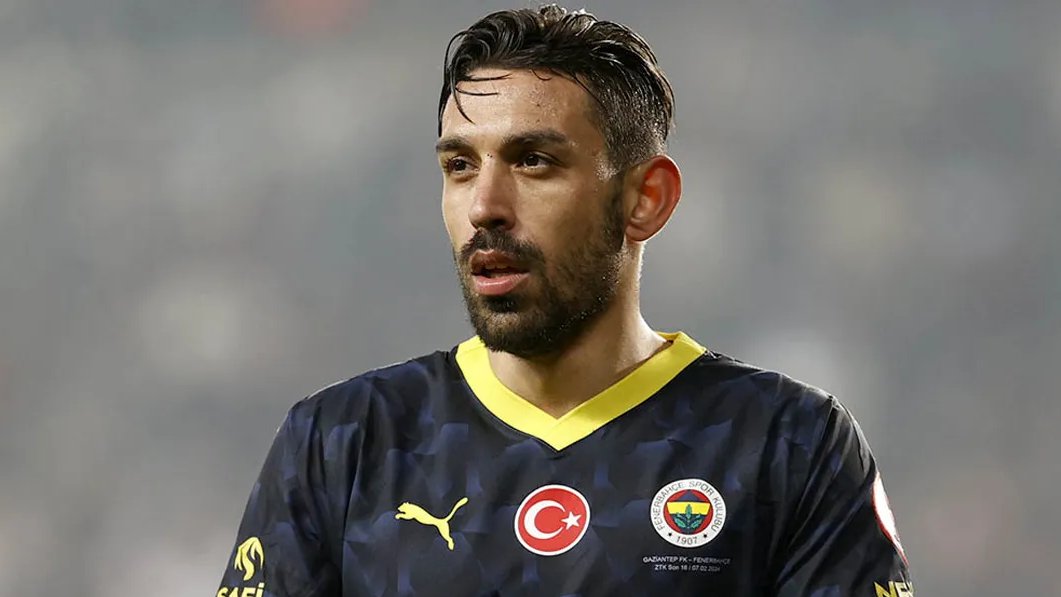 İrfan Can Kahveci: Futbolu biraz bilmek lazım. Top artık auta gitmiş yani. Livakovic adama gitmiyor, adamın ayağı Livakovic'e geliyor. Çok sinirliyim.