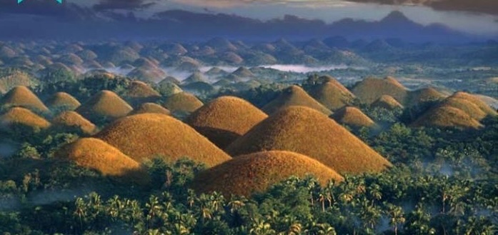 ⚫︎ تلال الشوكولاته تقع تلال الشوكولاتة في منطقة 'بوهول' الفلبينية، وتتحول التلال المغطاة بالأعشاب البرية إلى لون الشوكولاتة في موسم الجفاف الذي يمتد من شهر فبراير إلى مايو ، لتعرف باسم تلال الشوكولاتة. ⚫︎ وتعتبر هذه التلال من بدائع الطبيعة التي تشهد تنوّعاً جغرافياً