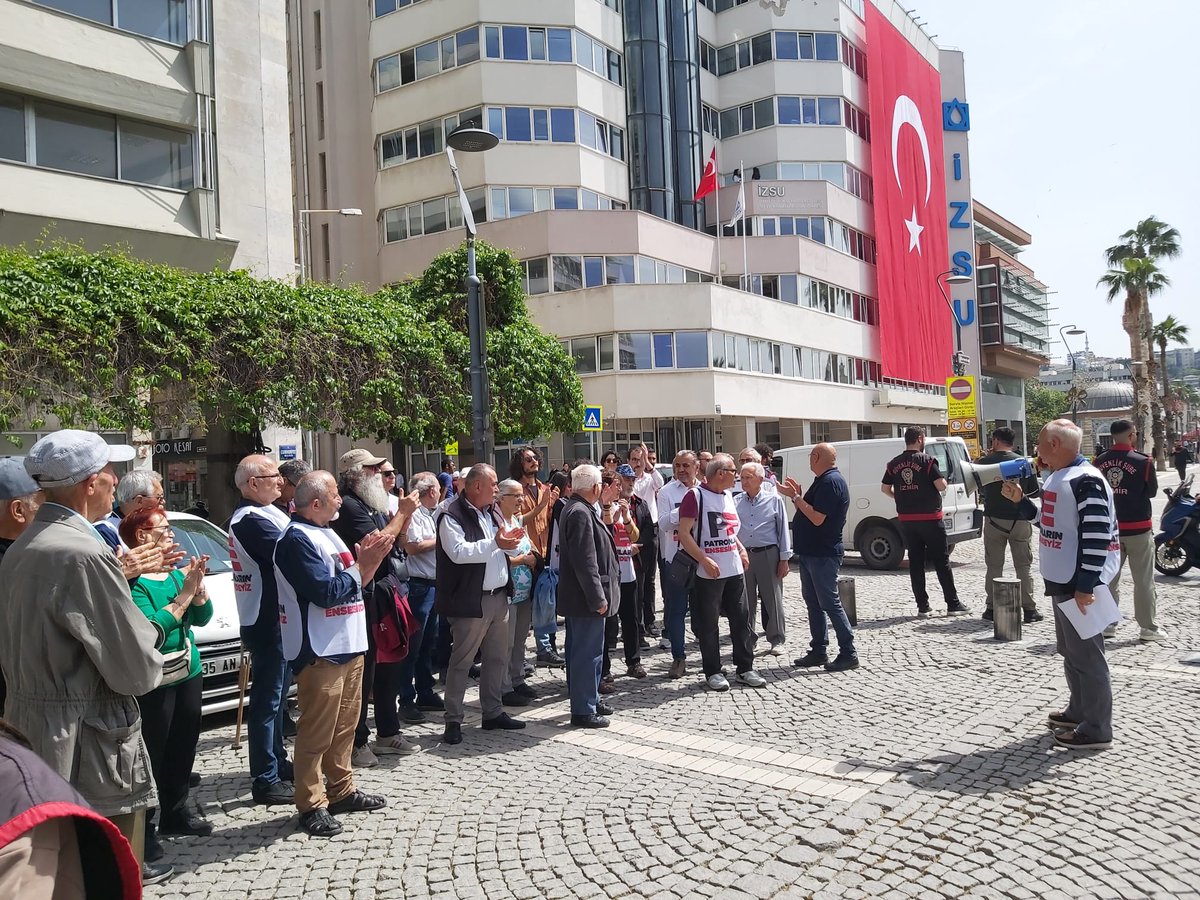 İzmir Patronların Ensesindeyiz Emekli Dayanışma Ağı imza metnine destek veren İzmirli emeklilerle birlikte bugün İZSU Genel Müdürlüğü önünde bir basın açıklaması gerçekleştirerek taleplerini kamuoyuna duyurdu: “Bizler İzmir’de yaşam mücadelesi veren emeklileriz. Onlarca yıl…