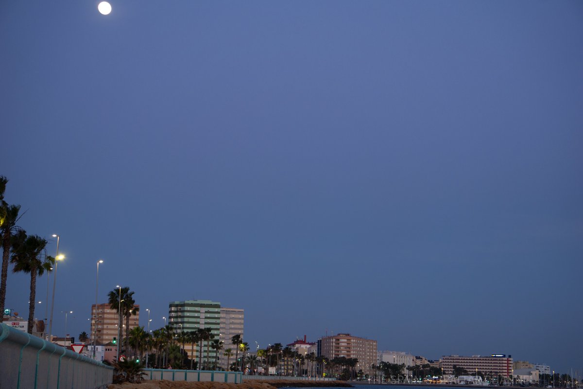 La Línea de la Concepción, España Con la luna llena encima 22 Abril 2024, 21:14 #lalineadelaconcepcion