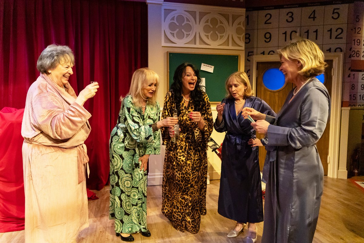 ⭐️⭐️⭐️⭐️ Calendar Girls at the @MillAtSonning 'tears are conjured up nicely along with laughter...director Sally Hughes’ production and cast do it full justice' Reviewsgate reviewsgate.co.uk/all-reviews/ca…