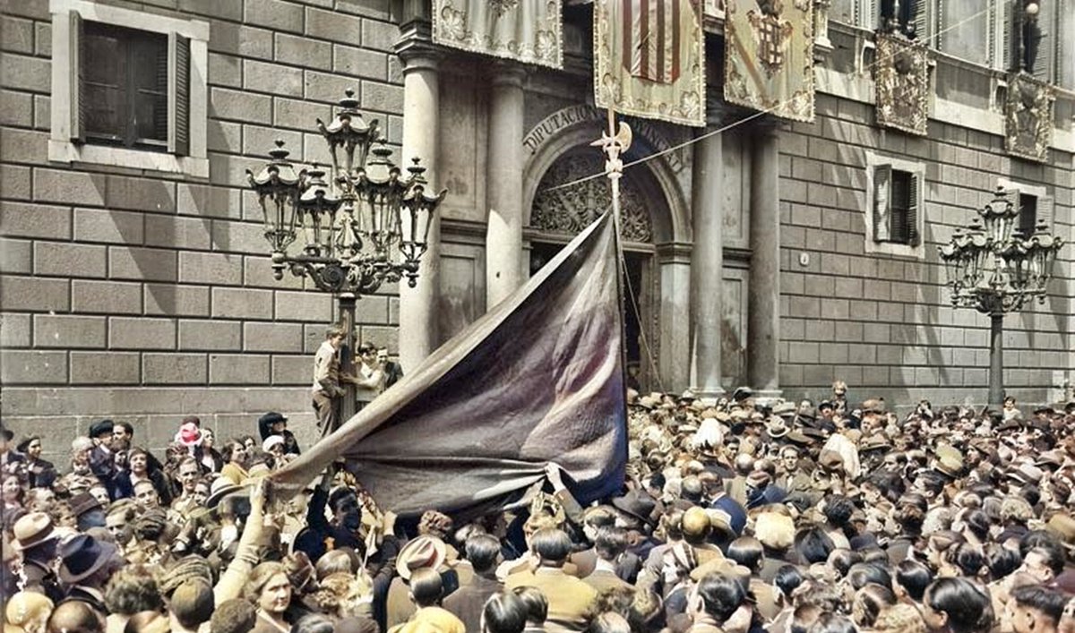 La Bandera de la Unió Catalanista, amagada durant la dictadura de Primo de Rivera és rebuda pel President Macià al Palau de la Generalitat de Catalunya a la Diada de Sant Jordi de 1931.
