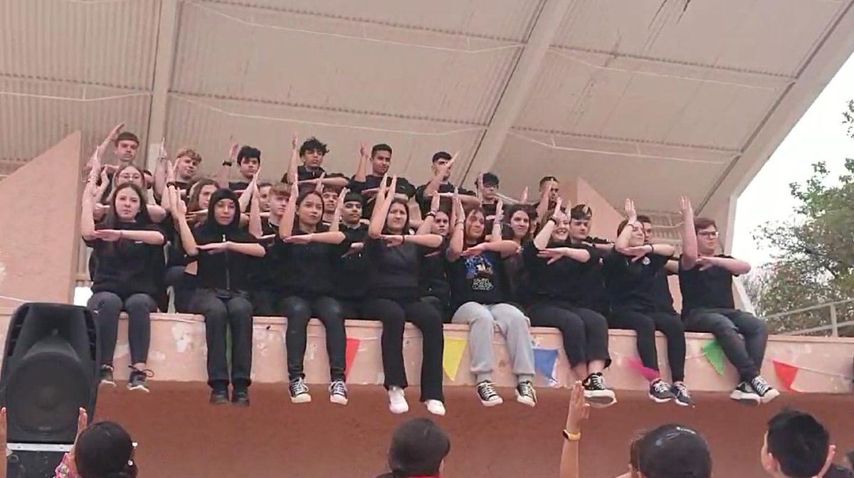 IESSanIsidoroCT's tweet photo. El pasado viernes, con la optativa de Música de 4ESO participaron en las II Jornadas Comunitarias del barrio interpretando varias piezas musicales y danzas urbanas. El público asistente participó muy activamente en cada una de las actuaciones. Musiqueando 2024 #nosimportalamusica https://t.co/LVgkxWqVlj