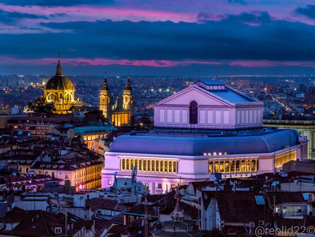 Espectacular vista del Teatro Real y la Catedral de la Almudena. 📷 @reolid22