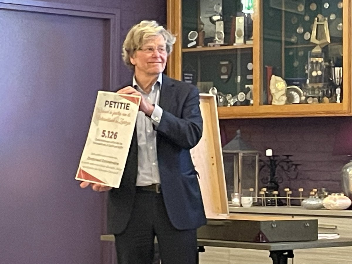 LeefbaarSD's tweet photo. Petitie behoud polikliniek Zierikzee zojuist aangeboden aan de interimbestuurder van het #ADRZ https://t.co/A7mwCaHR2N