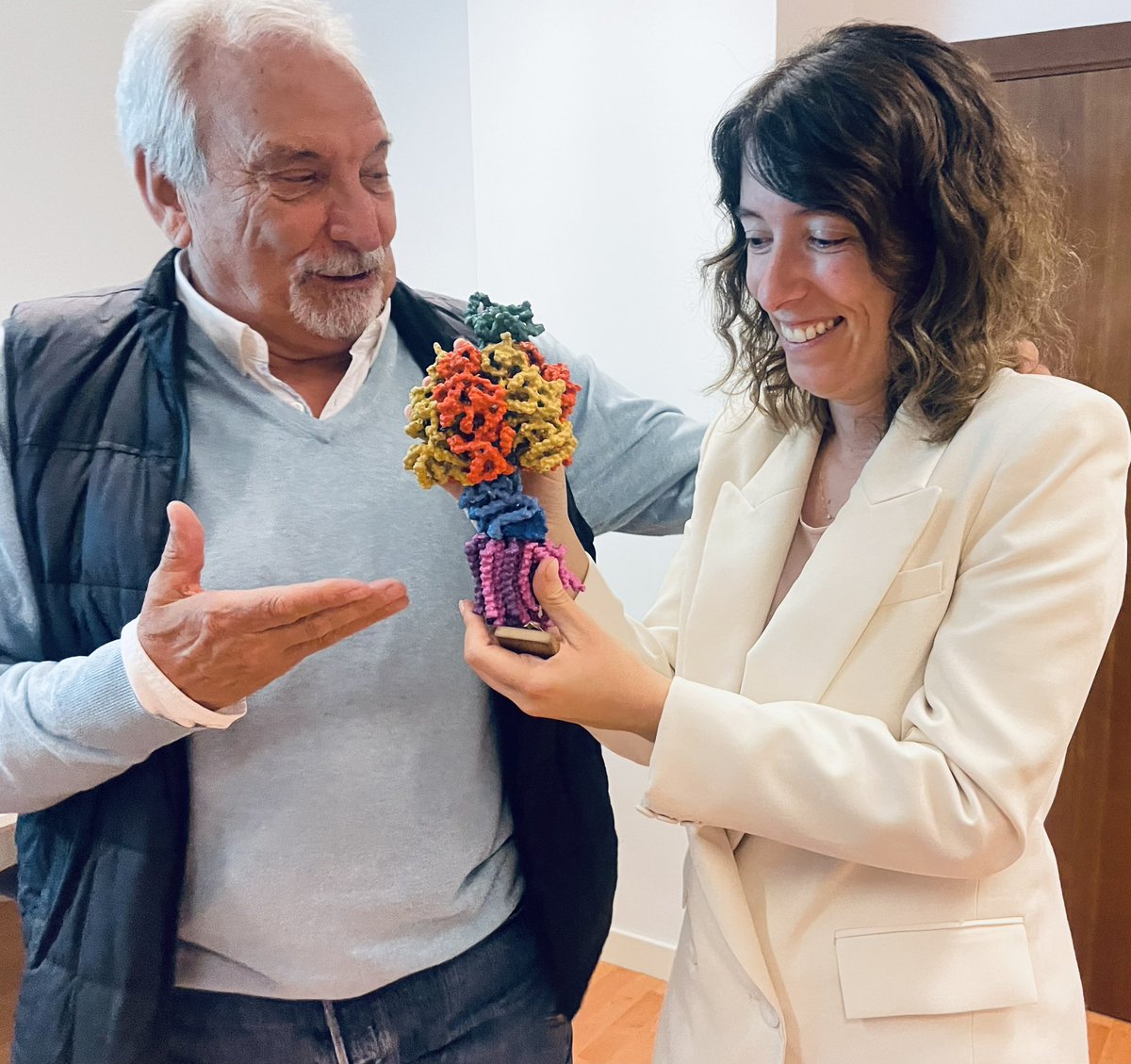Today at @UAM_Madrid Laura Formentini @FormentiniLab @CBM_CSIC_UAM became Professor of Biochemestry after 3hr of defense where she presents an innovative docent plan that includes 3D printing of the Mitochondrial complexes. Here Laura and her former mentor Pepe Cuezva @mitowomen