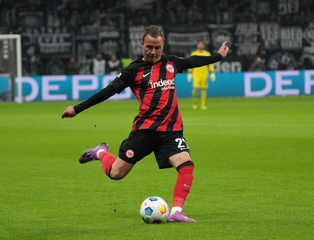 🦅 Eintracht Frankfurt is determined to keep Mario Götze in the summer. A sale is definitely not planned by the club! The bosses value his qualities and experience. He is firmly in their plans next season. Contract valid until 2026. 4 goals and 4 assists this season yet. Key