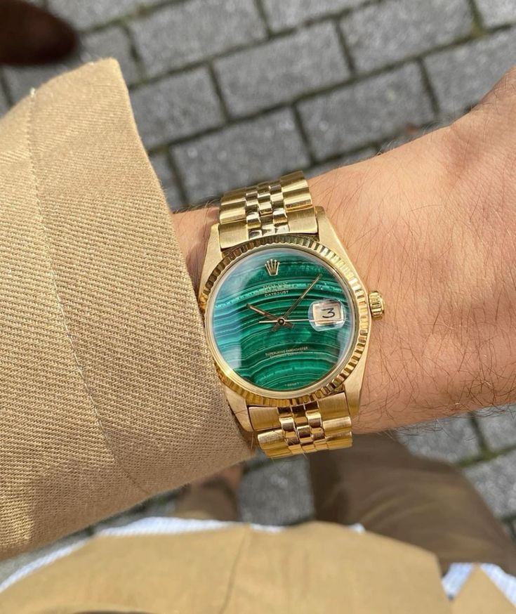 Timepiece! 

Malakit kadranlı Rolex Oyster Perpetual Datejust, canlı yeşil tonları ve benzersiz desenleriyle gerçekten dikkat çekici. Malakit kadranlar, her saati eşsiz bir şekilde güzel yapan doğal, dalgalı desenleriyle bilinir.