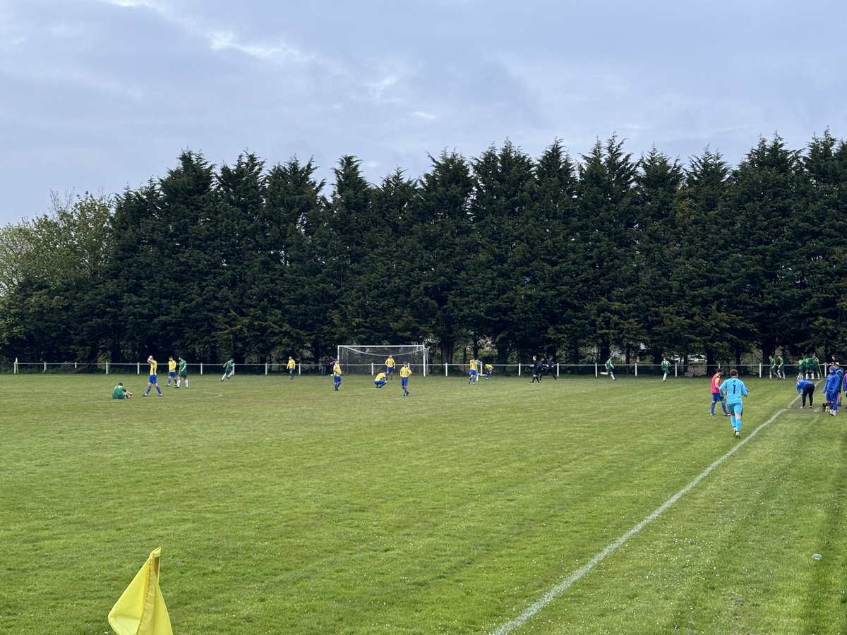 Off to Heswall today 

League game
Gayton Park - West Cheshire League Table 

🟡 Heswall 1 - 2 Marshalls 🟢 (HT1-1)
About 30 in attendance 
@HeswallFC_ 
#Nonleague #Groundhopping #England #Heswall #Liverpool #Football #Peldroed #voetbal #futbol #chickenbaltichronicles