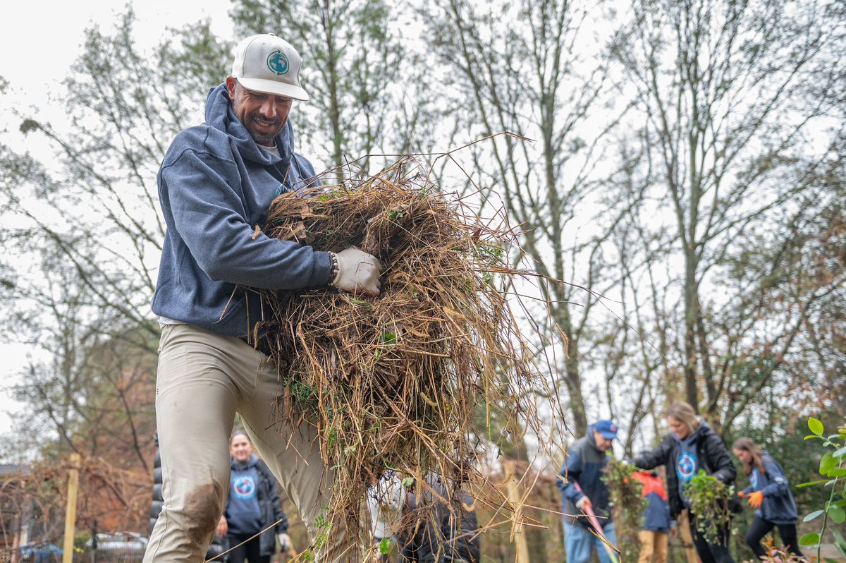 bravesfdn's tweet photo. Happy Earth Day! 🌎 We’re proud to partner with amazing organizations to Pitch In for the Planet. With the support of partners like @thefoodwell and @players4planet, we’re able to plant + maintain community gardens and provide sustainable food options for communities in need. https://t.co/KujGJ7IyFu