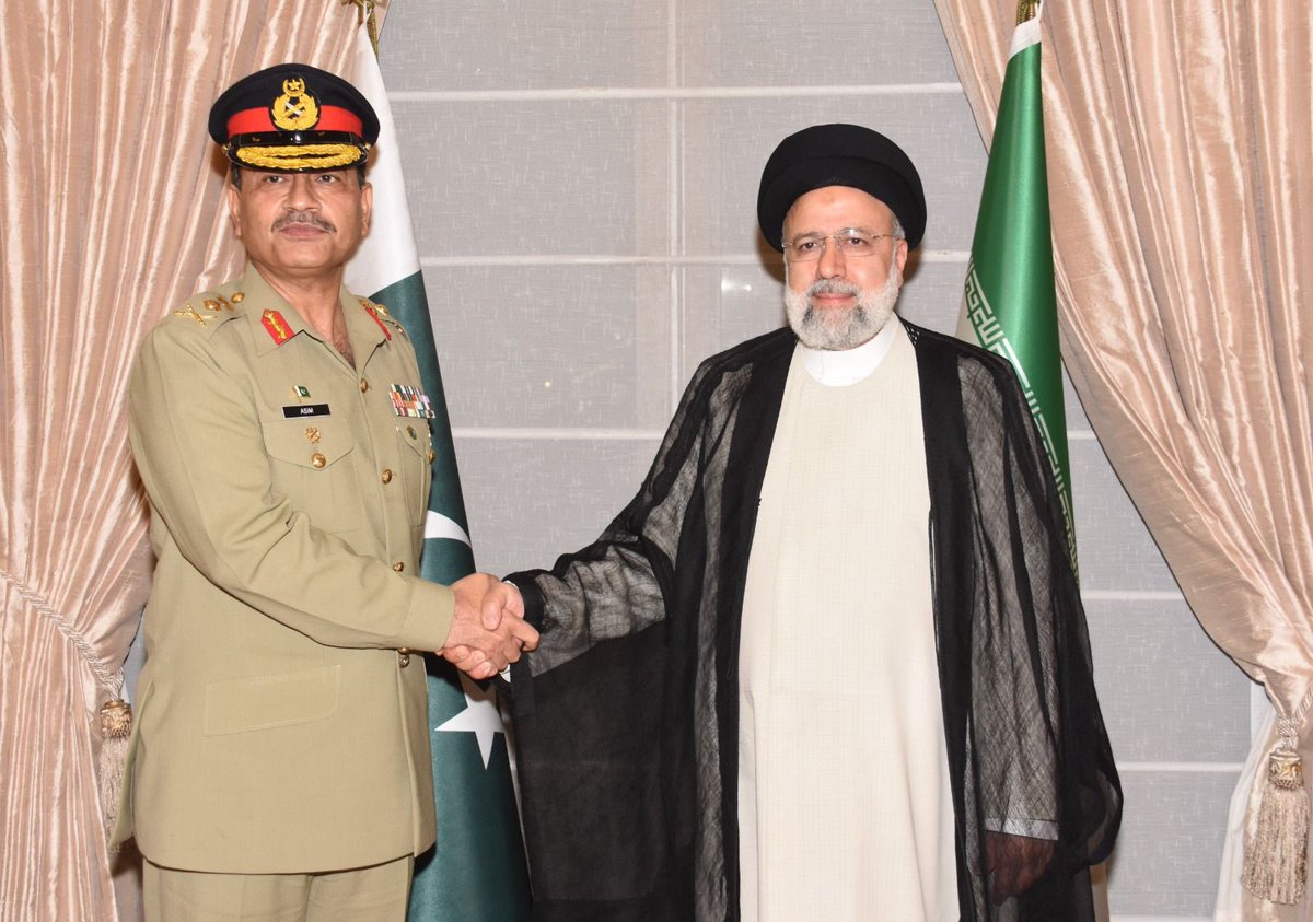 Rawalpindi, 22 April 2024: 
General Syed Asim Munir NI (M), Chief of Army Staff (COAS) met His Excellency Ebrahim Raisi, President of the Islamic Republic of Iran.

The discussion primarily focused on matters of mutual interest, notably regional peace, stability, and border