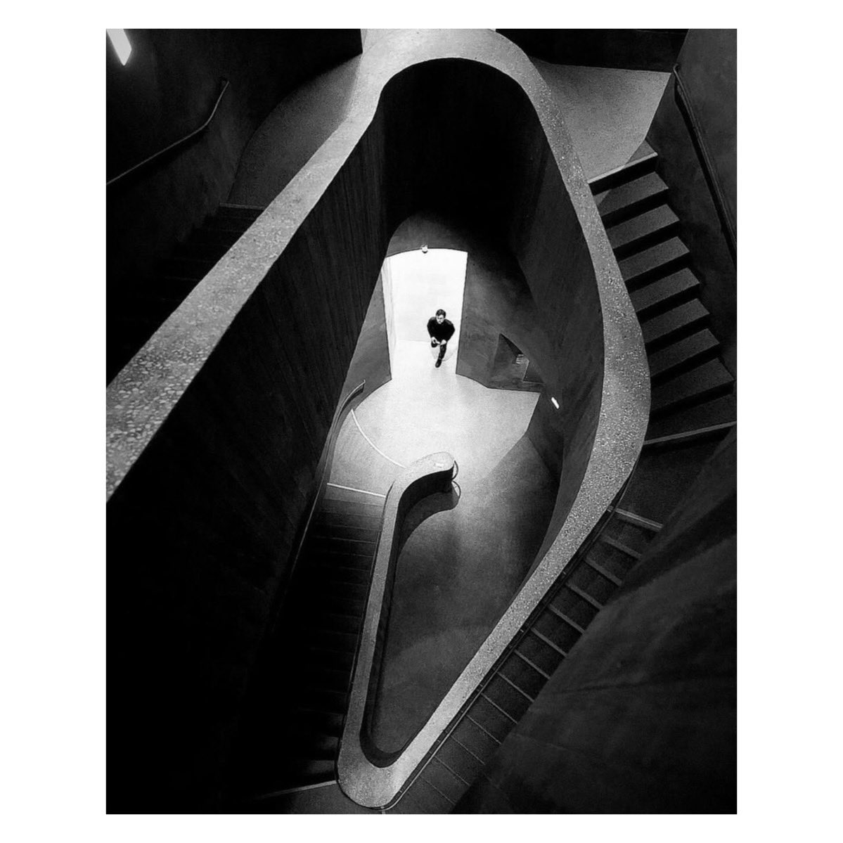 This Street Shot was taken by @michaelt.bw
We want to see all genres of Street Shots. Please continue to use #ssicollaborative and follow @streetshotsinternational for the chance to be featured.
#StreetPhotography #street #monochrome #filmnoir #staircase #bnw #Duisberg