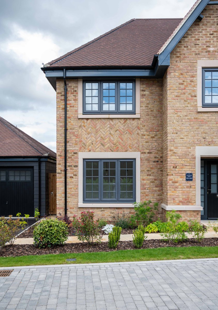 Hayfield Crescent is a new mixed-use development in Little Kimble, Buckinghamshire. The #development was thoughtfully designed by Radford Architects and completed using the Emerald Red Multi and Lindfield Yellow facing #bricks. Read more here - bit.ly/3PXsZ7h.