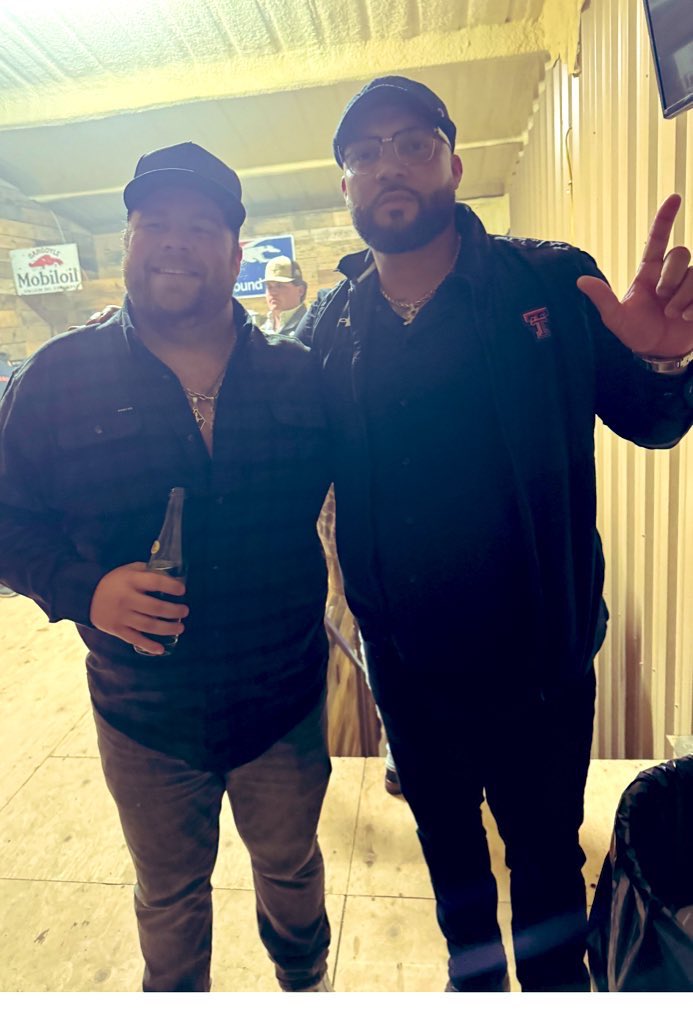 GREAT NIGHT IN LBK WITH @DylanWheeler_ TALK ABOUT A STUD! THE MAN CAN SANNNNGGGG‼️‼️ IF YOU HAVEN’T HEARD HIM LIVE GET TO A SHOW !!!