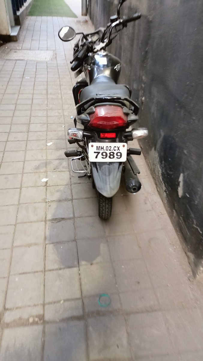 Despite repeated complaints, bikes are illegally parked on the footpath at Link Road in Kandivili West. This is right under Kandivali Metro Station near Om Pragati Society and it is causing problems for pedestrians. @MTPHereToHelp @CPMumbaiPolice @Rtr_IPS