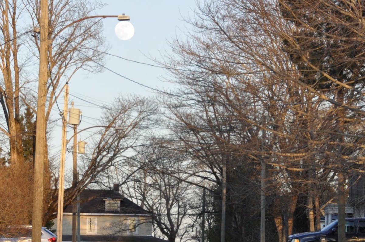 Discovered a new “Lunar Light” this evening 😉 #Fullmoon #EarthDay2024 #photograghy #sackvillenewbrunswick 🇨🇦