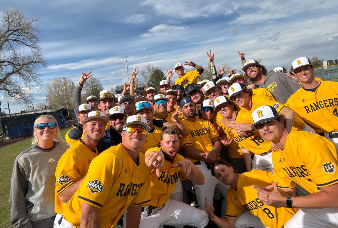 PatJolley's tweet photo. What an unselfish group right here! WE before ME! Sweeps are for the Boys!
#ShovelBoys https://t.co/dCbPKPtozd