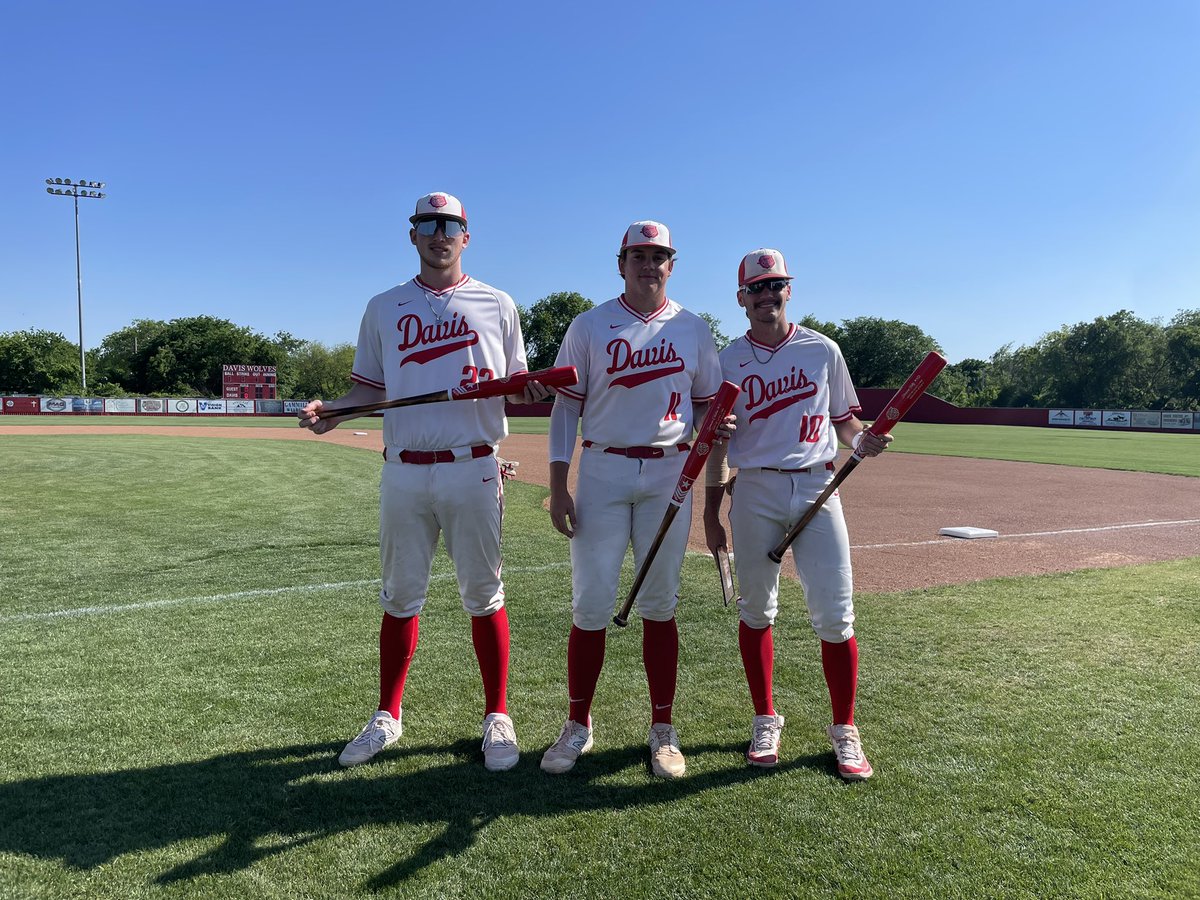 🐺🔴⚾️ THANK YOU SENIORS⚾️🔴
Garrett Whitfield, <a href="/SpencerClinton6/">Spencer Clinton</a> and Dawson Fetty❗️#DavisWolves #EAT #WTD