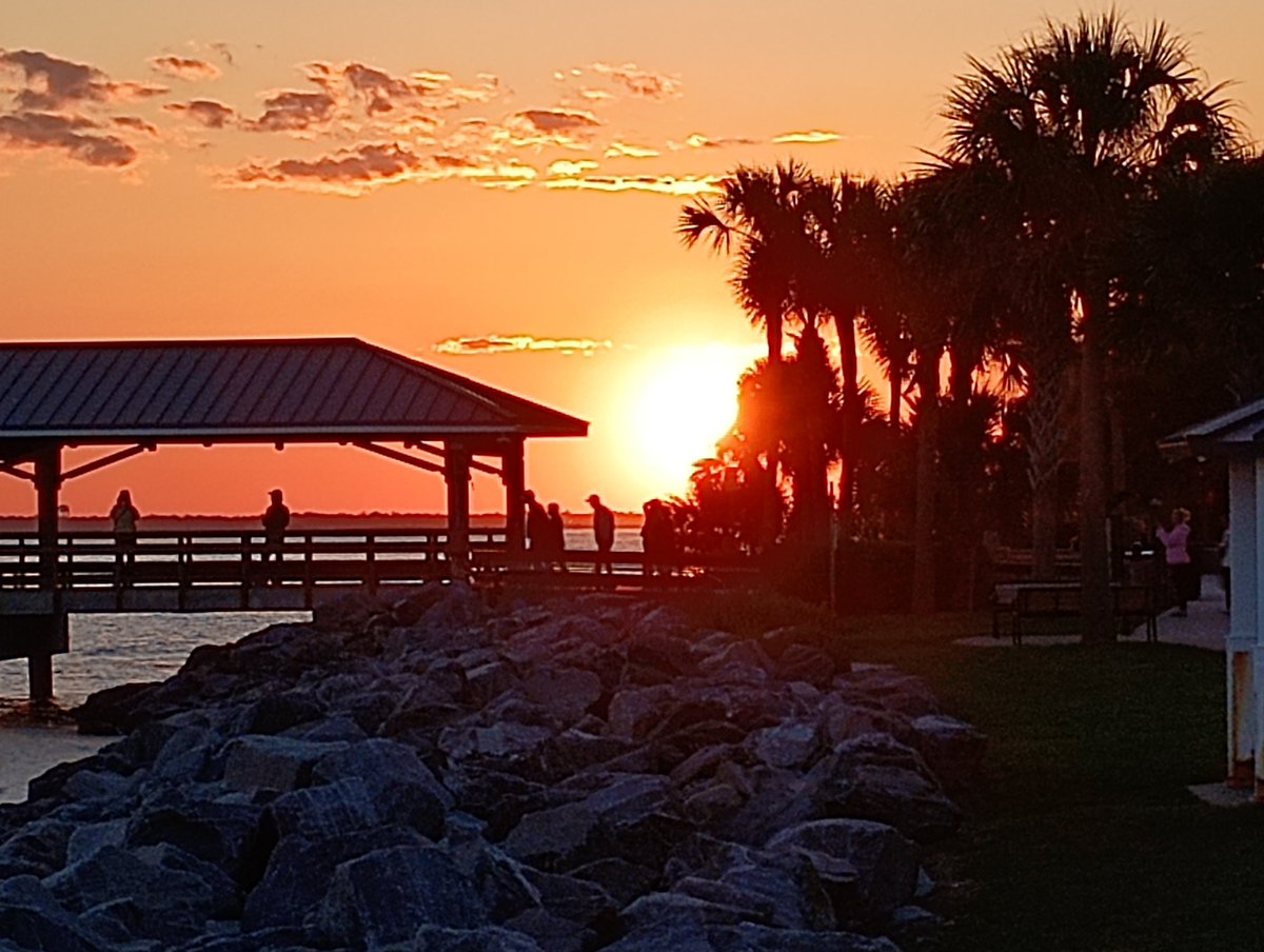 rsmcneill's tweet photo. QFTC Day 14 - on the way home, stop in St Simons Island, GA.  VERY picturesque village, lighthouse, huge live oaks, gorgeous sunset, and the most humongous vehicle-carrier ship heading out to sea https://t.co/1UTehFl0MV