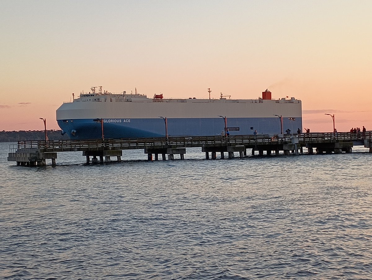 rsmcneill's tweet photo. QFTC Day 14 - on the way home, stop in St Simons Island, GA.  VERY picturesque village, lighthouse, huge live oaks, gorgeous sunset, and the most humongous vehicle-carrier ship heading out to sea https://t.co/1UTehFl0MV