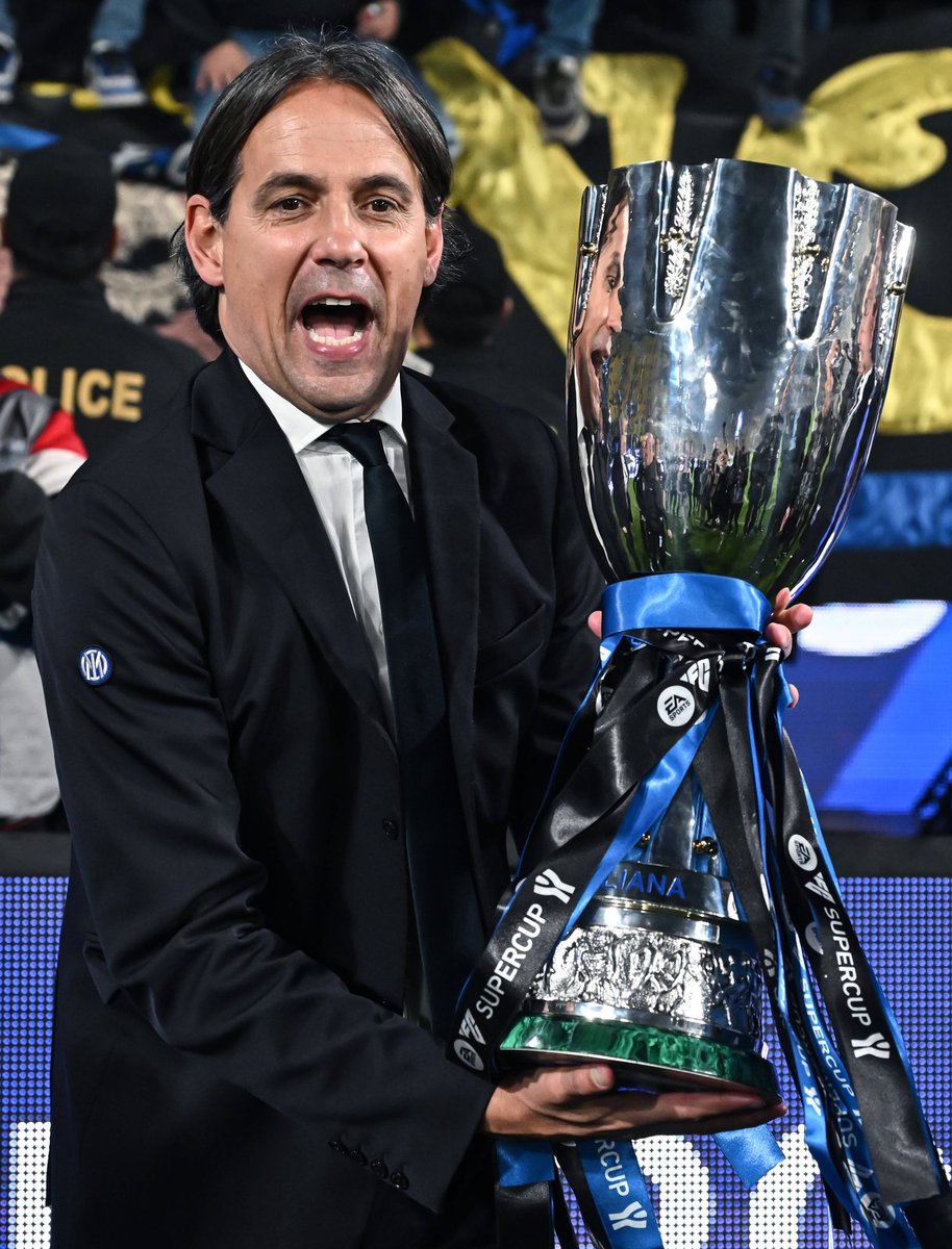 Simone Inzaghi en 3 temporadas como entrenador del Inter de Milán. → Campeón de la Serie A → Bicampeón de la Coppa Italia. → Tricampeón de la Supercopa de Italia. → Finalista de la UEFA Champions League. Desde su llegada, el club pasó de ganar 1 título en una década a 6