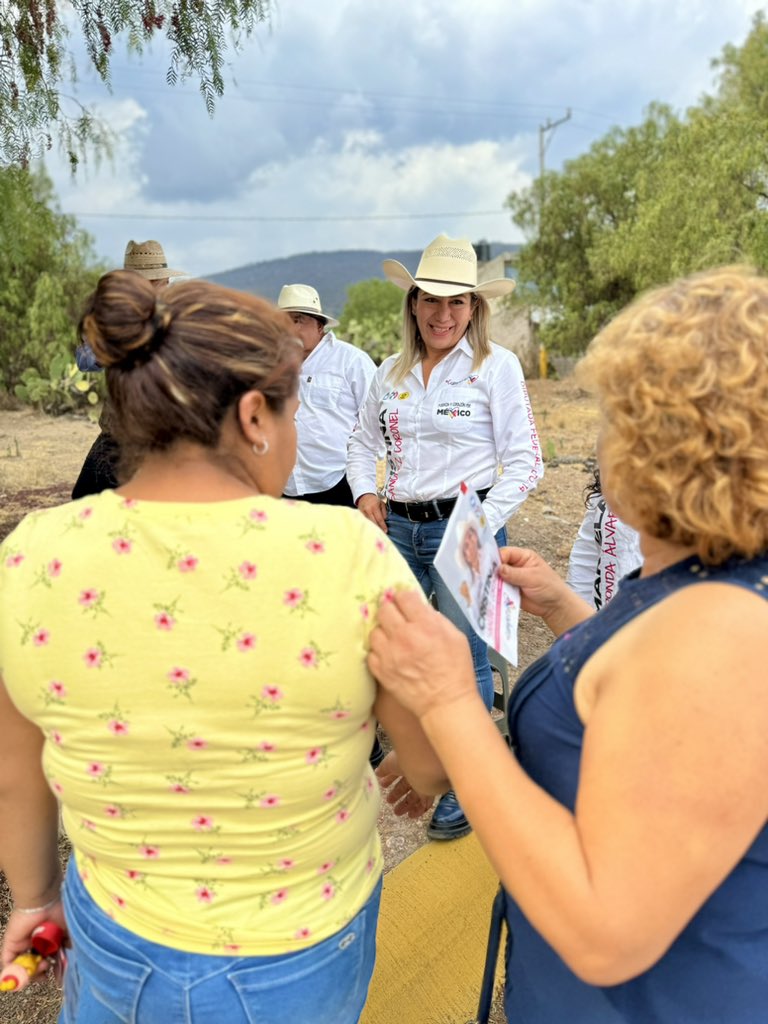 CristinaSanCol1's tweet photo. #MiTrabajoEsGarantía porque de 💙🩷💛 me comprometo con los vecinos del #DistritoFederal14 a ponerlos siempre al frente de todas las acciones.

En el #Día53 de campaña, lo refrendo, porque desde la Comunidad de San Diego seguimos recorriendo y recogiendo sus preocupaciones. https://t.co/rfS8YBMTNj