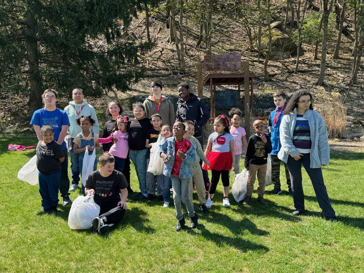 Happy Earth Day! 🌎💙 K-2 and HS Life Skills cleaning up our Earth. We had such a great time cleaning up around our school and making new friends! #LightTheWay #iluminamosElCamino #EarthDay2024 @BethlehemAreaSD @Dra_T_Sierra @MsEmMedinaBASD @BASDMrsSolano