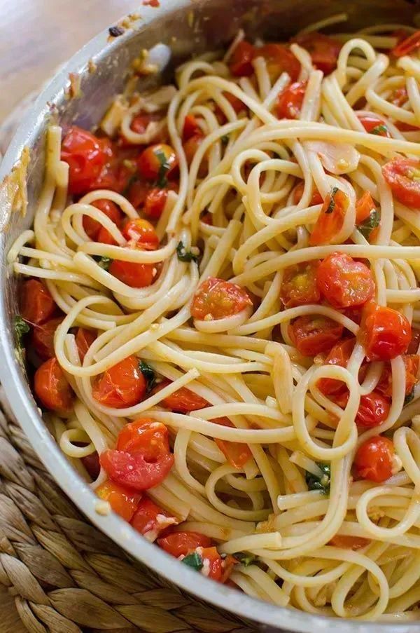 Simply my favourite! Make this delicious pasta recipe. Pasta with cherry tomatoes and garlic. 💕 RECIPE: buff.ly/2PagUL9 #pasta #tomato