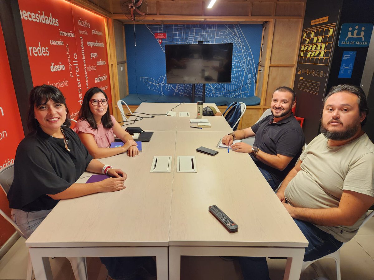 #DiadelosPatrimonios | Nos reunimos con Makarena Ruiz, dir. @INJUVTarapaca, Pablo González, coordinador proyecto FIC @astropatrimonio y Wendoline Yáñez de Fund. Geoglifos de Tarapacá para coordinar próximas actividades 🌌 🌠 en Geoglifos de Pintados 📽️ 🎞️