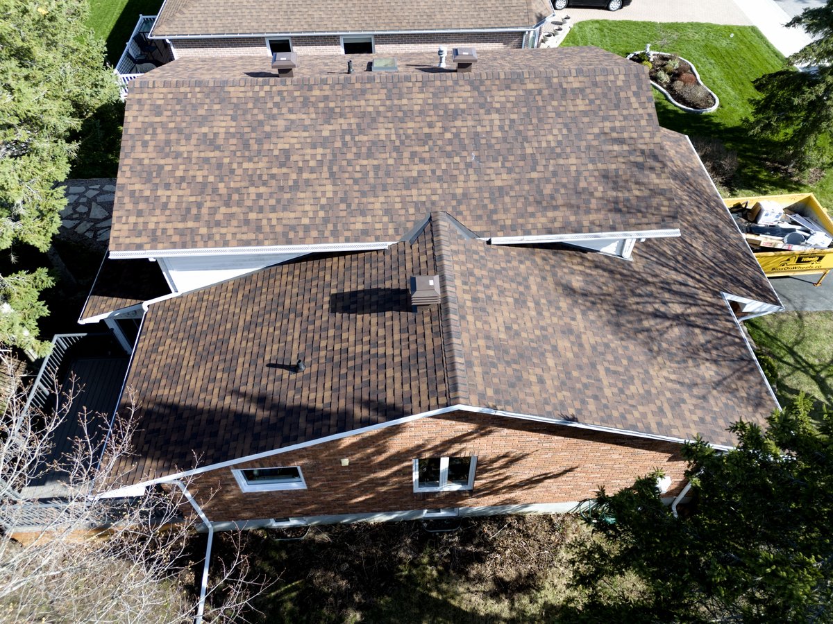 AquilaRoofing's tweet photo. Another new roof  by Aquila Roofing! This house was completed in three days and installed using @CertainTeed  Landmark PRO Shingles in the colour MaxDef Burnt Sienna #Ottawa https://t.co/SuiFoNvYb6