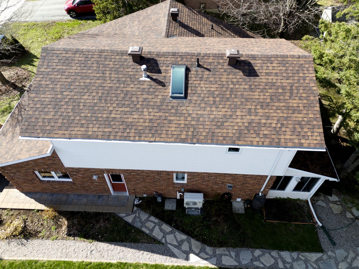 AquilaRoofing's tweet photo. Another new roof  by Aquila Roofing! This house was completed in three days and installed using @CertainTeed  Landmark PRO Shingles in the colour MaxDef Burnt Sienna #Ottawa https://t.co/SuiFoNvYb6