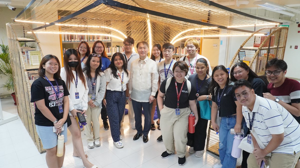 His Excellence Lee Sang-hwa, Ambassador of the Republic of Korea to the Philippines, visited Ateneo's Rizal Library to inaugurate the newly renovated Window on Korea correction. Read more: ateneo.edu/news/2024/04/1…