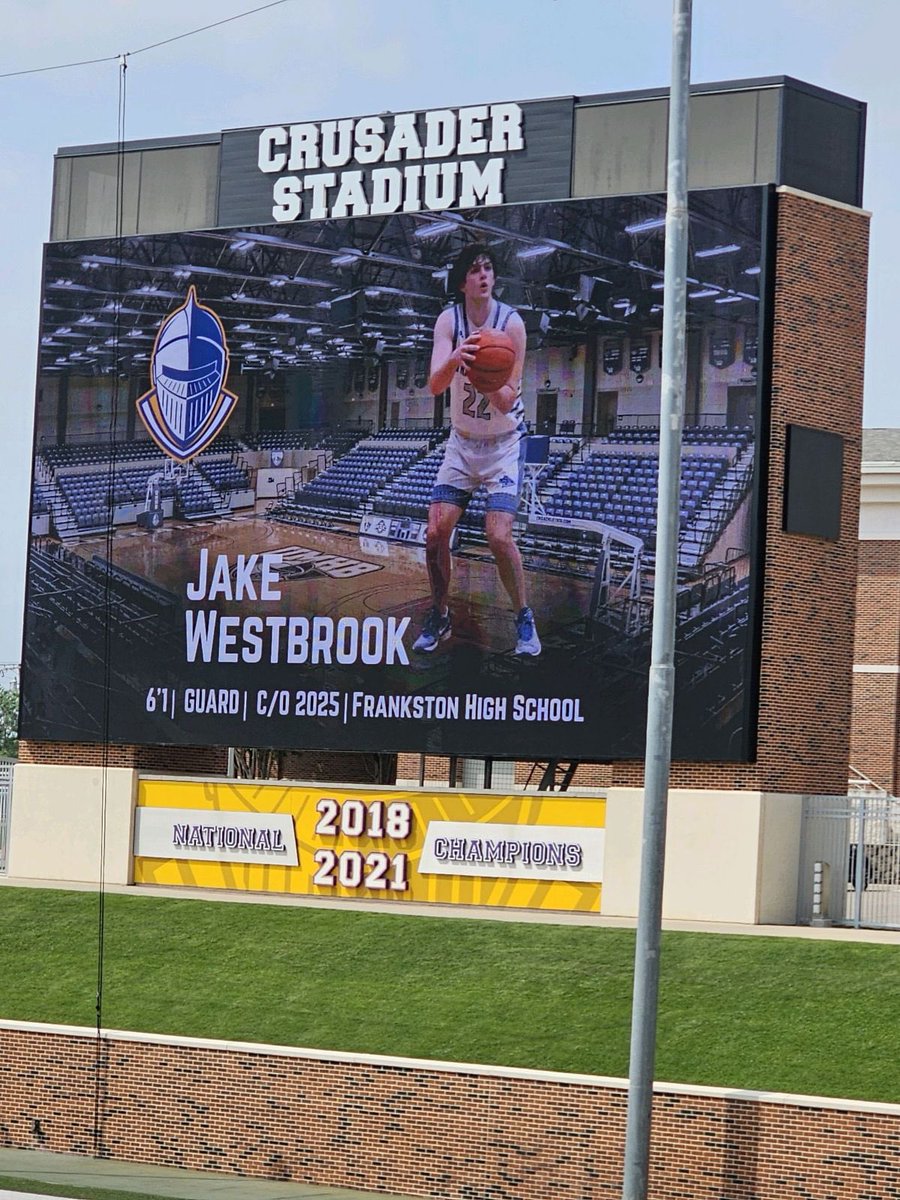 JakeWestbrook13's tweet photo. Thank you @clifcarroll , @udh_84 , @CoachSamReaves for inviting me to come out and visit. I enjoyed learning about the university and basketball program! https://t.co/4octFOesn5