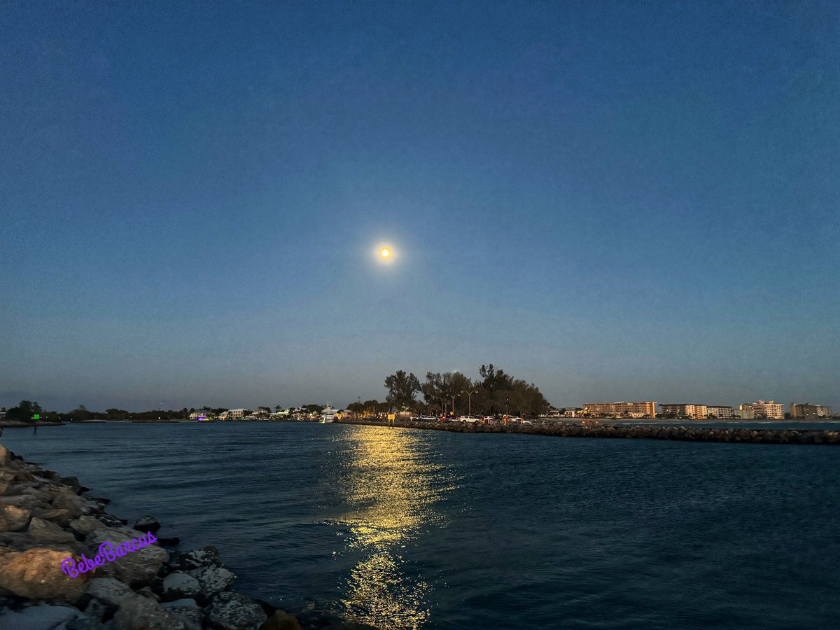 Happy Earth Day from Nokomis Beach, North Jetty. 🤩
 #welivehere  #FLwx #twitternaturecommunity #StormHour #thephotohour #accuweather #weathernation #foxweatherdesk #sunset #sunsetphotography #Florida #nokomisbeach