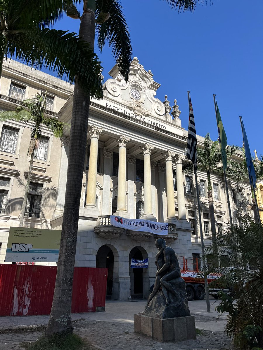rafaelabdouch's tweet photo. Todas as 2as tenho aulas presenciais do doutorado e, sempre que posso, fico alguns minutos a contemplar a grandiosidade do edifício que abriga a FDUSP. Fui pesquisar mais. Descobri que o edifício atual da FDUSP é dos anos 1930. + https://t.co/SIcMsoO11J