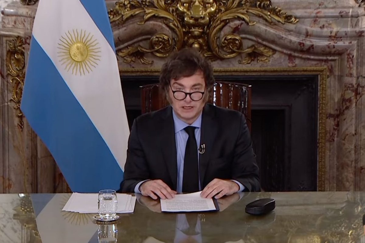 SEÑOR PRESIDENTE, ESTÁ JODIDO!! 

REPITIÓ LA MISMA SANATA DE SIEMPRE!!

Volvió a festejar un superávit fiscal que logró destrozando la vida de la gente. 
En serio usted cree que quienes integran su equipo económico son héroes? En verdad son una banda de delincuentes que van a