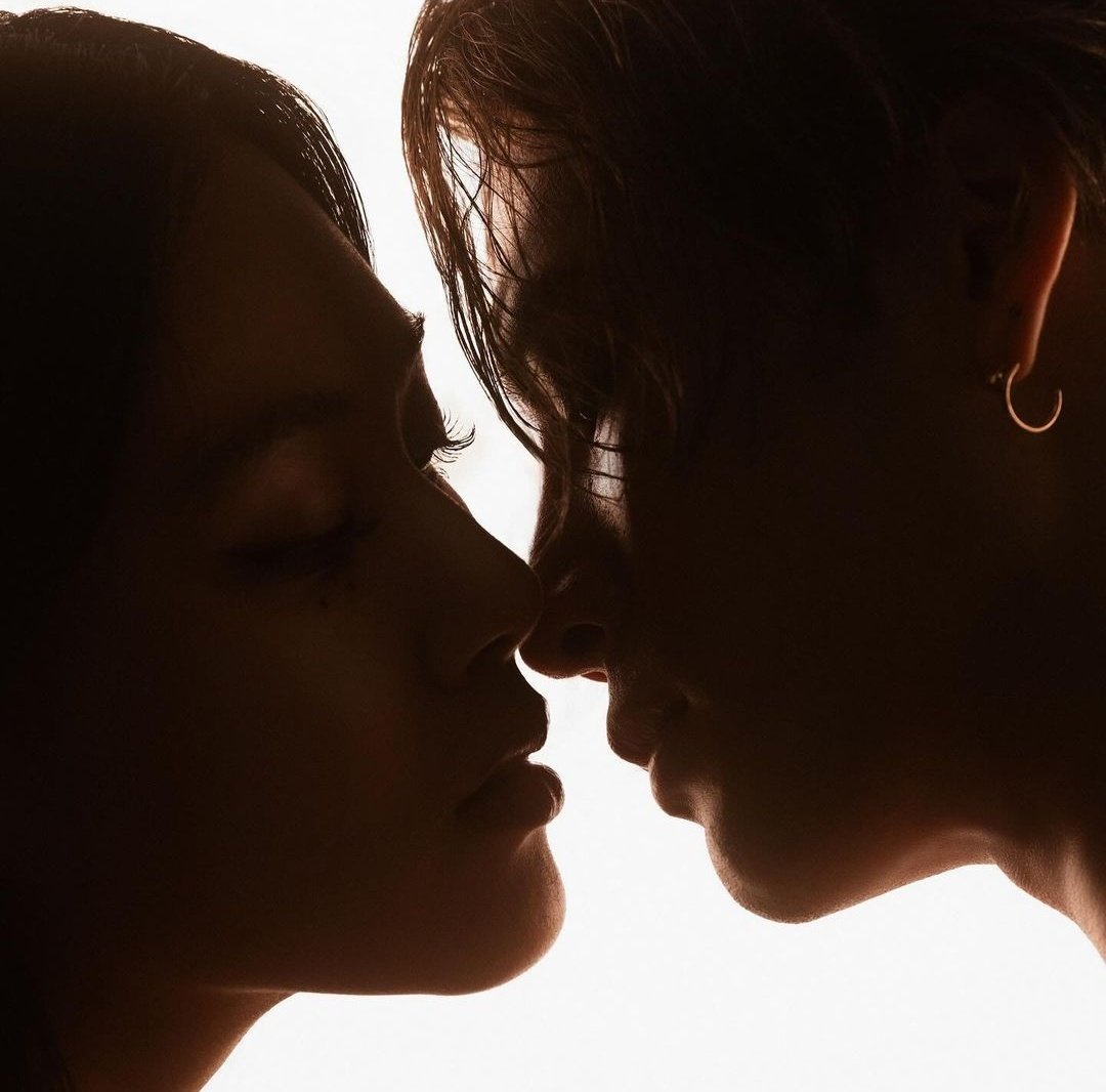 TEAMWANGCREW's tweet photo. Something about the way you're kissing 😳 @JacksonWang852 
#JacksonWang 
#FeelingLucky https://t.co/jBuNnOLDnr