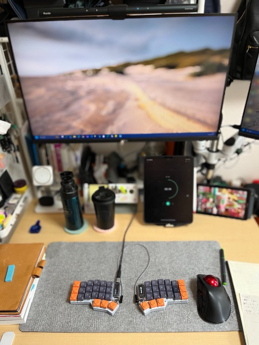 us_key51's tweet photo. 今日も #CorneCherryV3 とトラックボール🖲️
スタンディングモードで。ケーブル周りが整理できてるとデスクの移動もケーブルに気を遣わなくてよくなるのでいいですね。
#自作キーボード #CorneCherry #デスク周り #狭デスク https://t.co/9trlbbUhpH