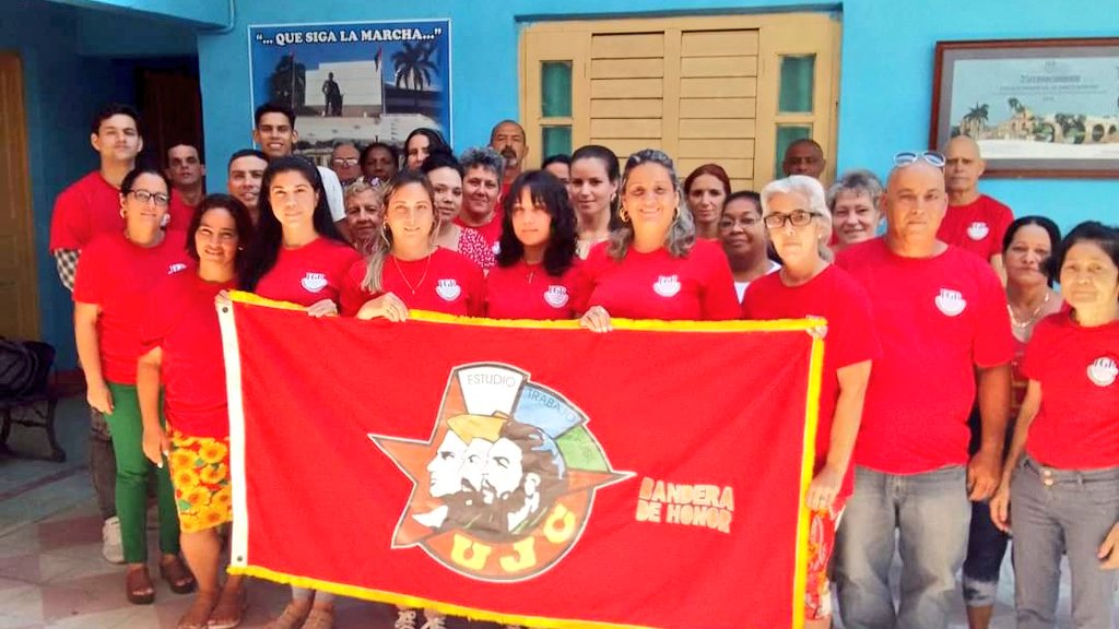 🇨🇺 Finaliza recorrido de la Bandera de Honor UJC otorgada al C/B de la @FGR_Cuba de Trinidad.

💪🏻❤️⚡ Han sido jornadas llenas de patriotismo, de protagonismo juvenil, de confianza en la #RevoluciónCubana y sus líderes. 

#QueNadieSeQuedeAtras
#SanctiSpíritusEnMarcha