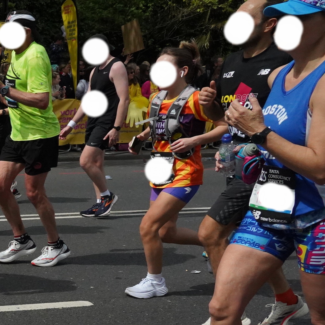 What Chinese brands appeared in London Marathon?  I think best ones incl Shokz, COROS and some big shoe brands ( I don't count what Chinese runners wore).  When I saw HEALTH 海尔斯 and NEIDO 内道, that is fun.  Also, old face AONIJIE 奥尼捷.
#londonmarathon2024